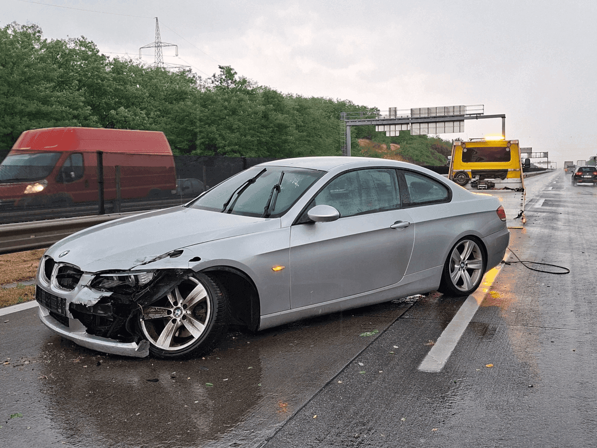 Balesetes autó autómentő mellett