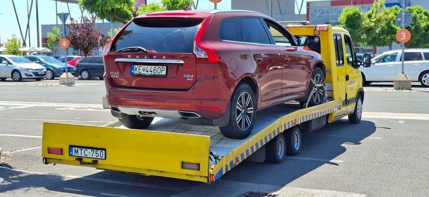 Egy volvo XC60 szállítása, napos időben.