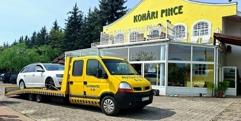 Autószállító jármű épp visz egy járművet.