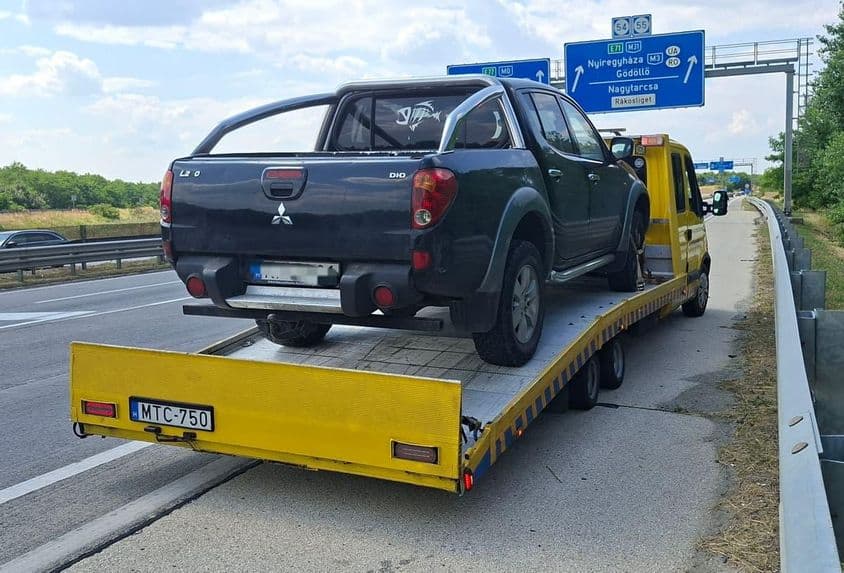 4x4 es pickup autó mentése.