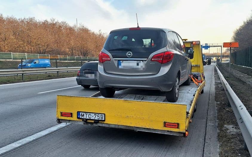 Lerobbant autó mentése autópályáról.