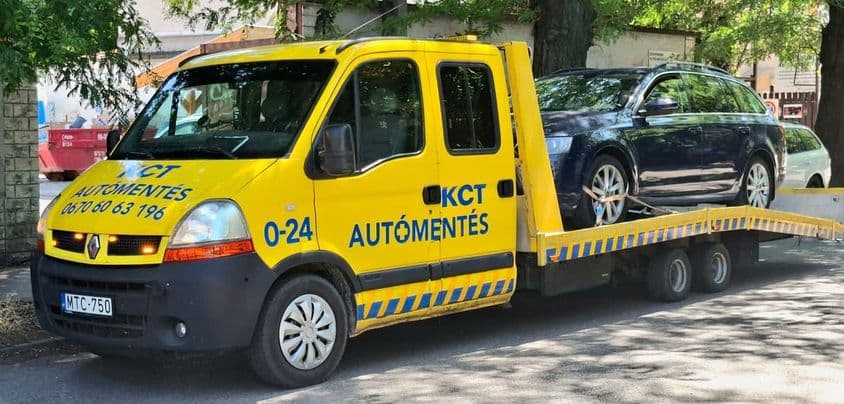 Egy autó szállítás az úton.