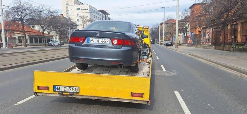 Autószállítás városi környezetben biztonságosan és szabályosan.