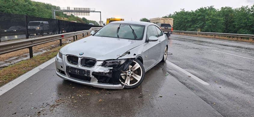 Megcsúszott BMW mentése a nedves úton.