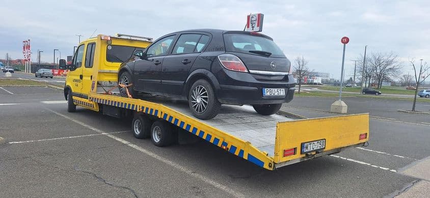 Opel mentése a bevásárlóközpontból.