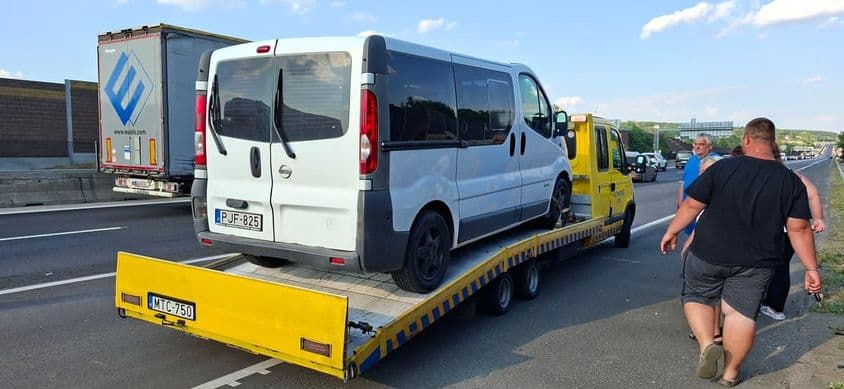 Furgon mentése az M3-as autópályán.