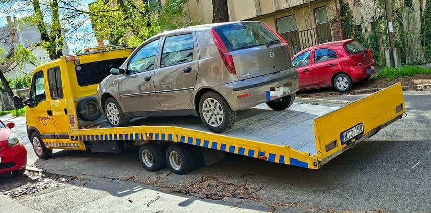 Fiat Punto mentése városi helyszínről.