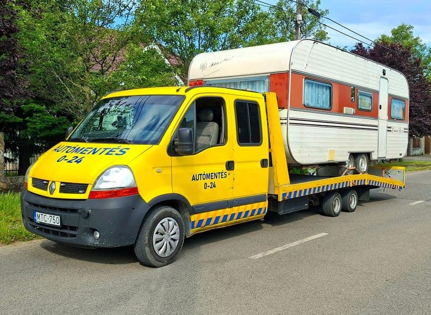 Lakókocsi szállítása autómentővel.