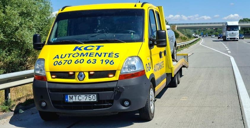 Gyors autómentés az autópályán.