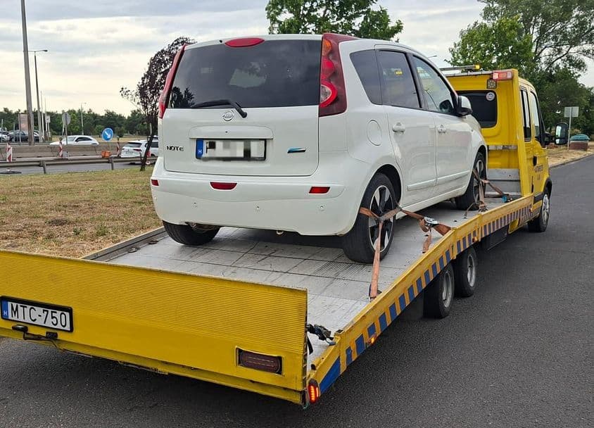 Autómentés trélerrel – biztonságban szállított Nissan Note.