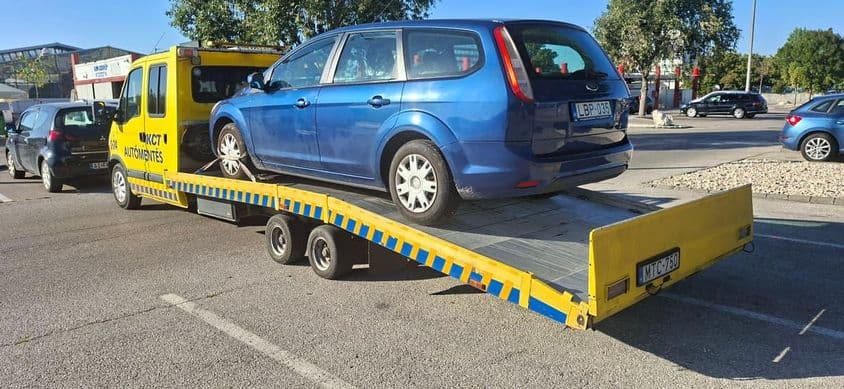Lerobbant autó mentése tréleren.