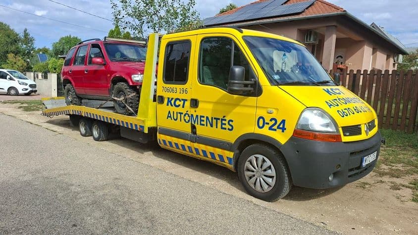 Sárból kimentett terepjáró autómentése.