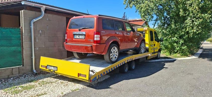 Városi terepjáró biztonságos autómentése.