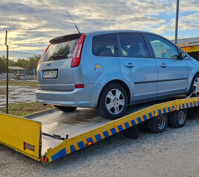 Családi egyterű biztonságos autómentése.