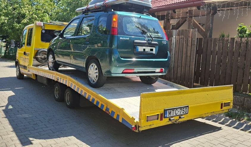 Autómentő tréleren szállított Suzuki.