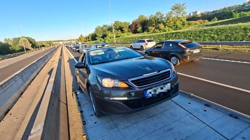 Peugeot lerobbanva az m3 autópályán.