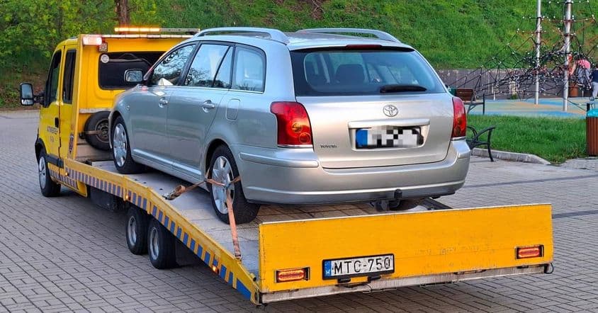 Autómentés alatt szállított Toyota.