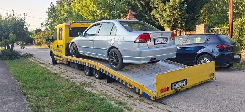 Honda Civic biztonságban tréleren.