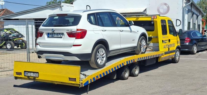 BMW X3 szállítása autómentő tréleren.