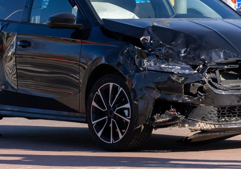 Sérült személyautó közúti baleset után.