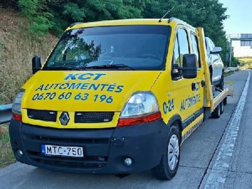 Sárga autómentő az autópálya szélén.