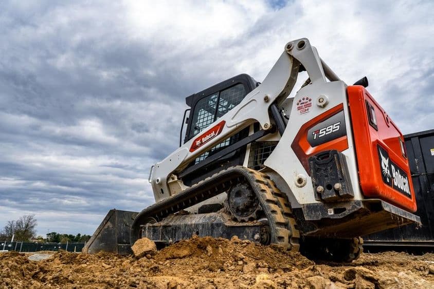 Egy Bobcat T595 kompakt rakodógép használatlanul áll.
