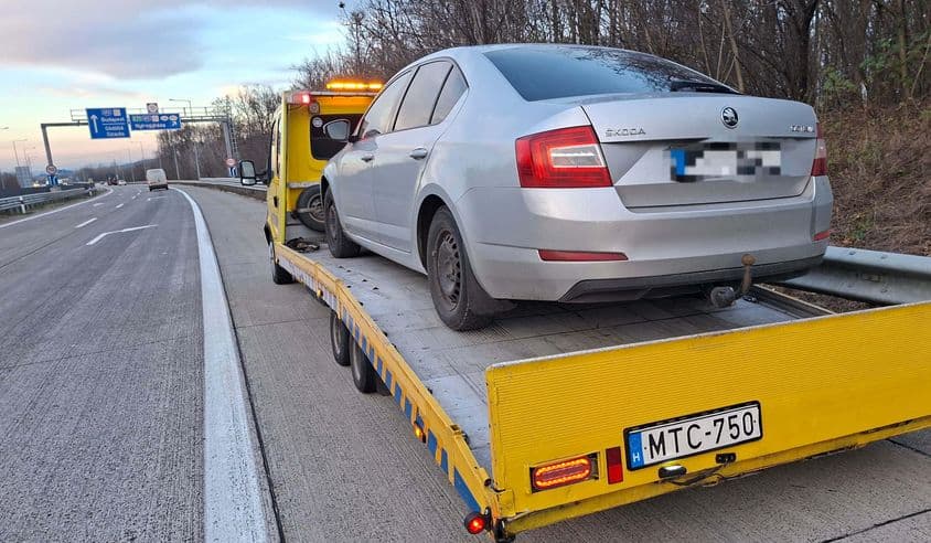 Meghibásodott Skoda elszállítása tréleren.