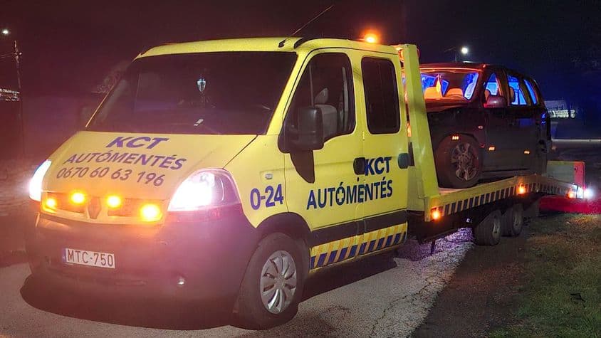 Professzionális autómentés éjszakai körülmények között.