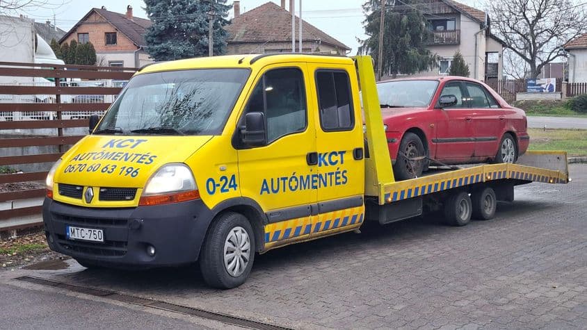 Autómentés közúton elszállított személyautóval.