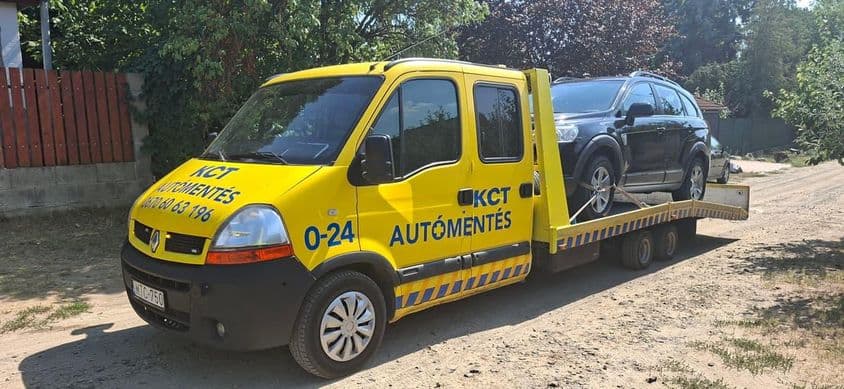 Autómentés családi házas övezetben tréleren.