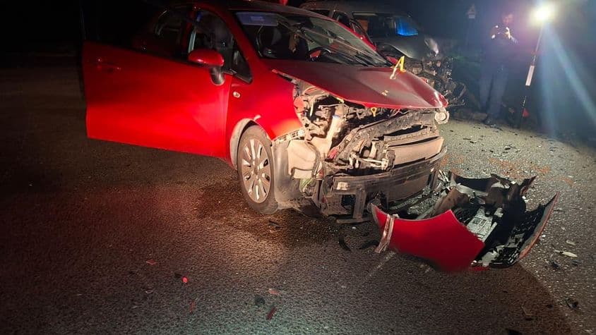 Éjszakai közúti baleset súlyosan sérült autóval.