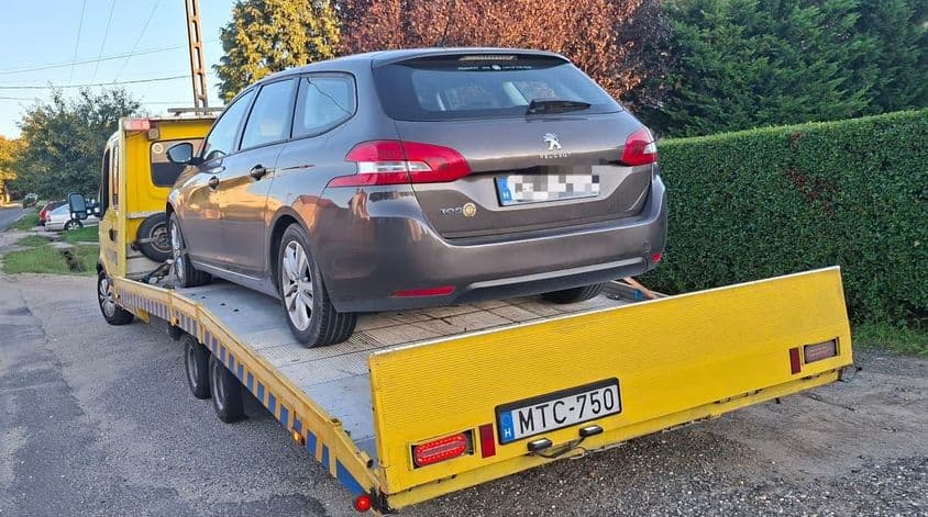 Személyautó szakszerű elszállítása tréleres autómentővel.