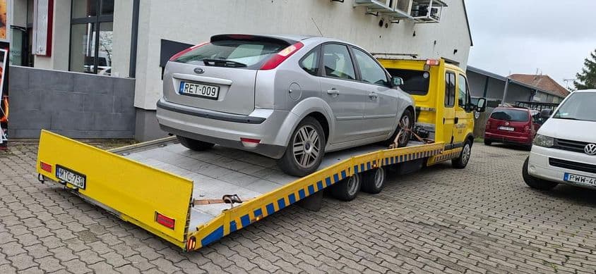 Személyautó elszállítása autómentő tréleren.