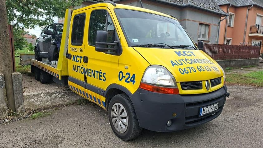 Éjjel-nappali autómentő tréler munkában.