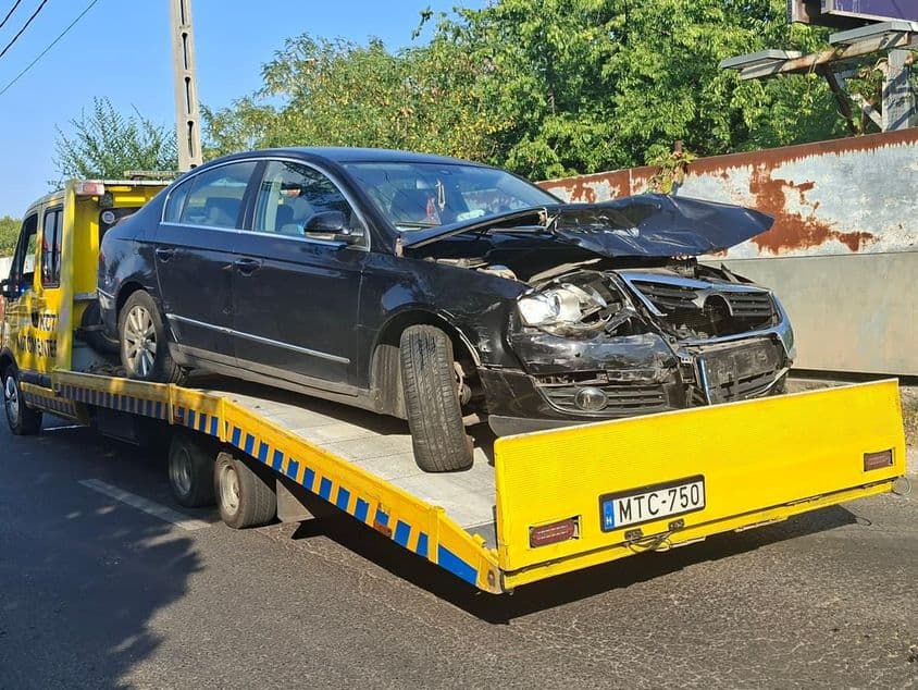 Súlyosan sérült személyautó tréleren szállítva