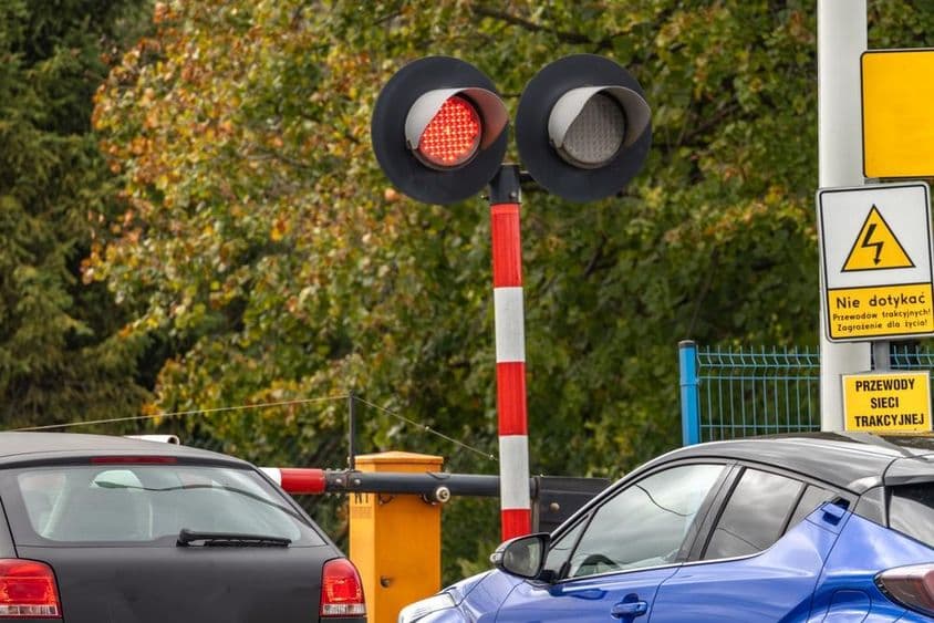 Az autók megállnak egy zárt vasúti átjárónál.