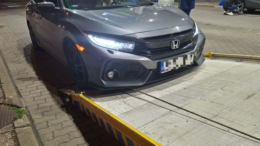 Honda Civic szállításra előkészítve autómentőn.