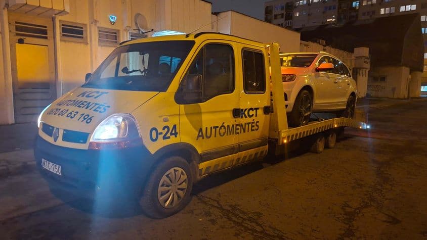 Éjszakai autómentés rámpás trélerrel.