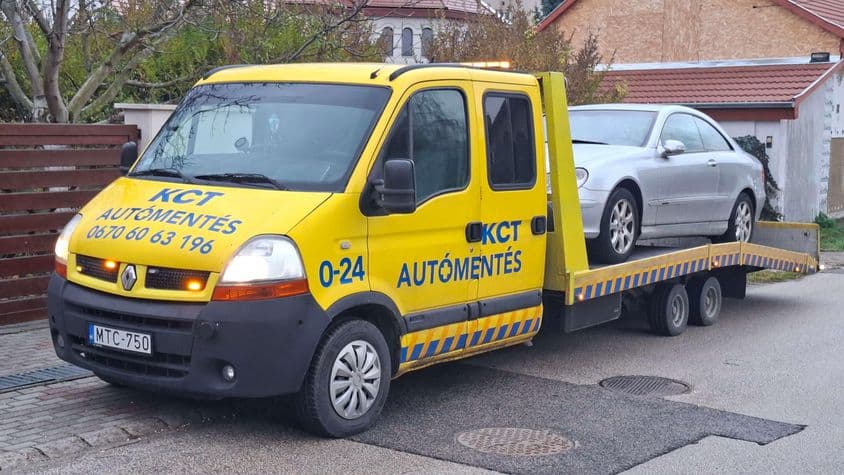 Szakszerű autómentés személyautóhoz platós trélerrel