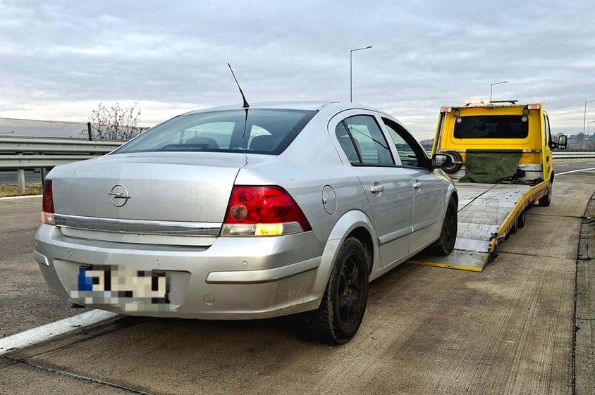 Autómentés az autópálya leállósávjában.