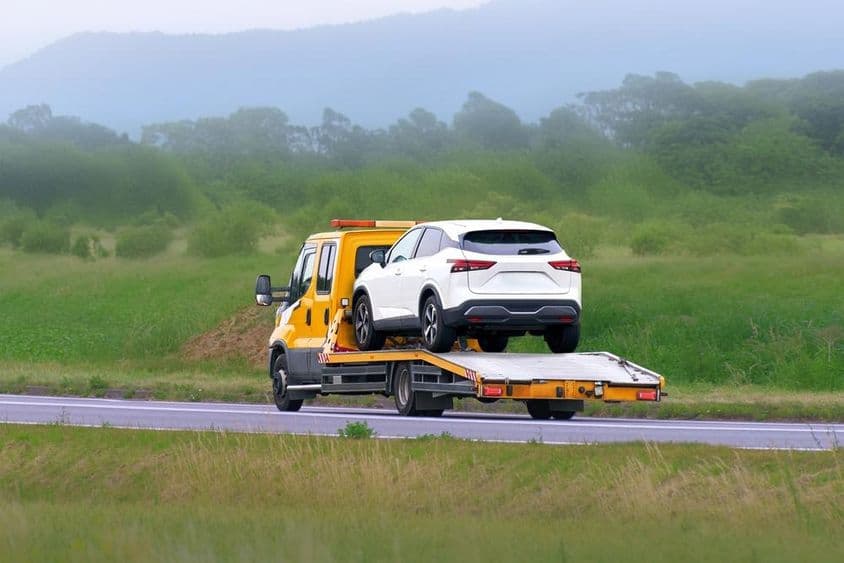 fehér autós országúti mentés.