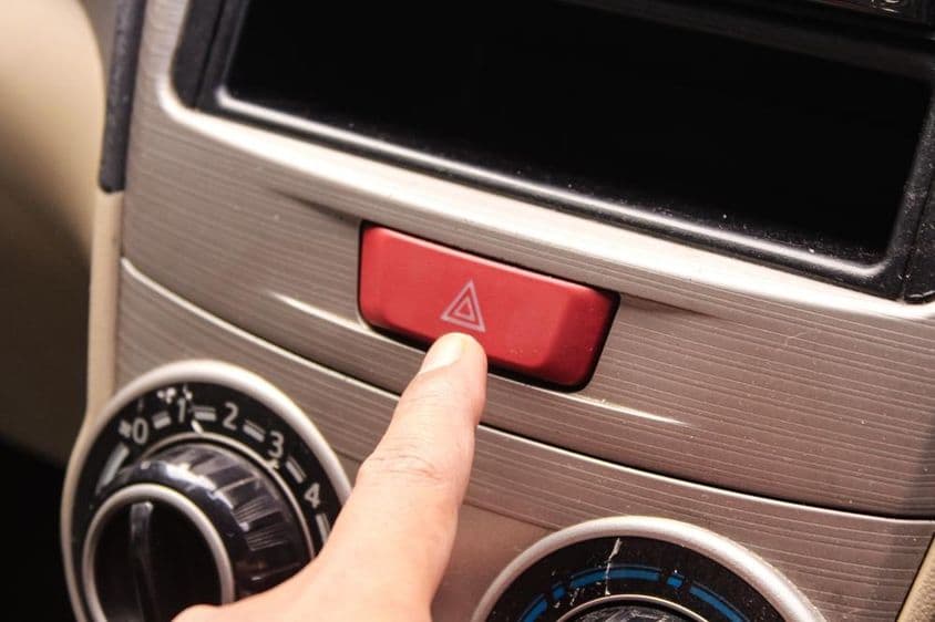 Vészvillogó gomb az autónál.