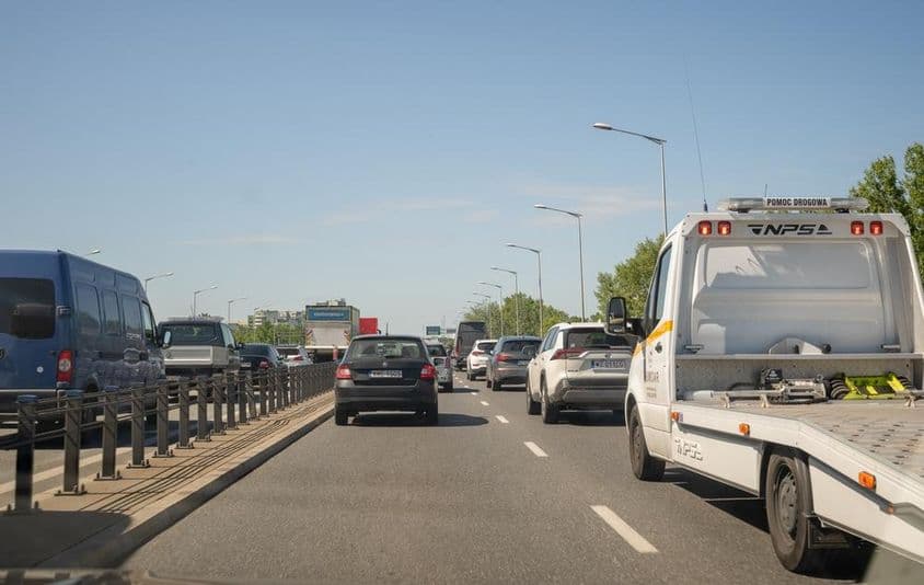 Nehéz forgalom a városi autópályán vontató teherautóval.