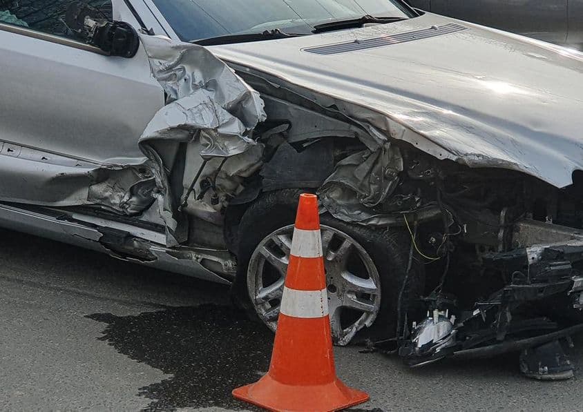 Balesetek után az utakon fekvő autóalkatrészek.