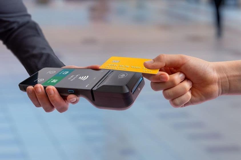 Az Ügyfél behelyezi a fizetési kártyát a mobil POS terminálba.