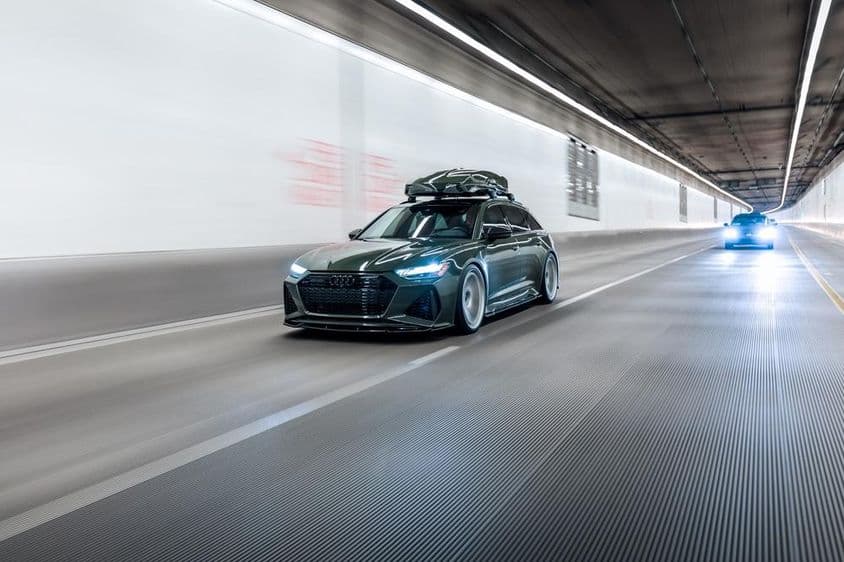 Egy Audi RS6 halad át egy alagútban.