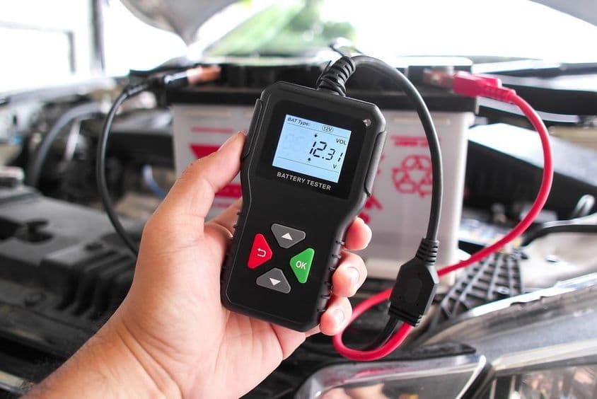 Autó akkumulátor feszültség teszt.