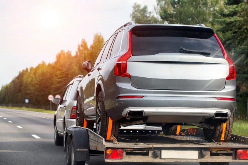 Terepjáró szállítása trélerrel országúton.