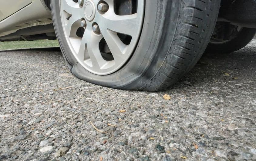 Autó defektes gumiabroncs.