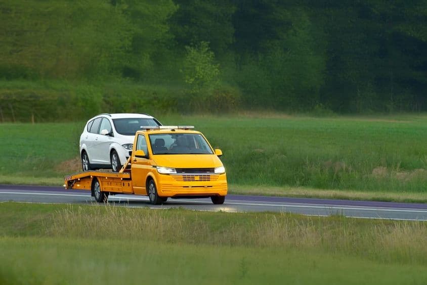 Egy jármű mentése sárga vonatatóval.